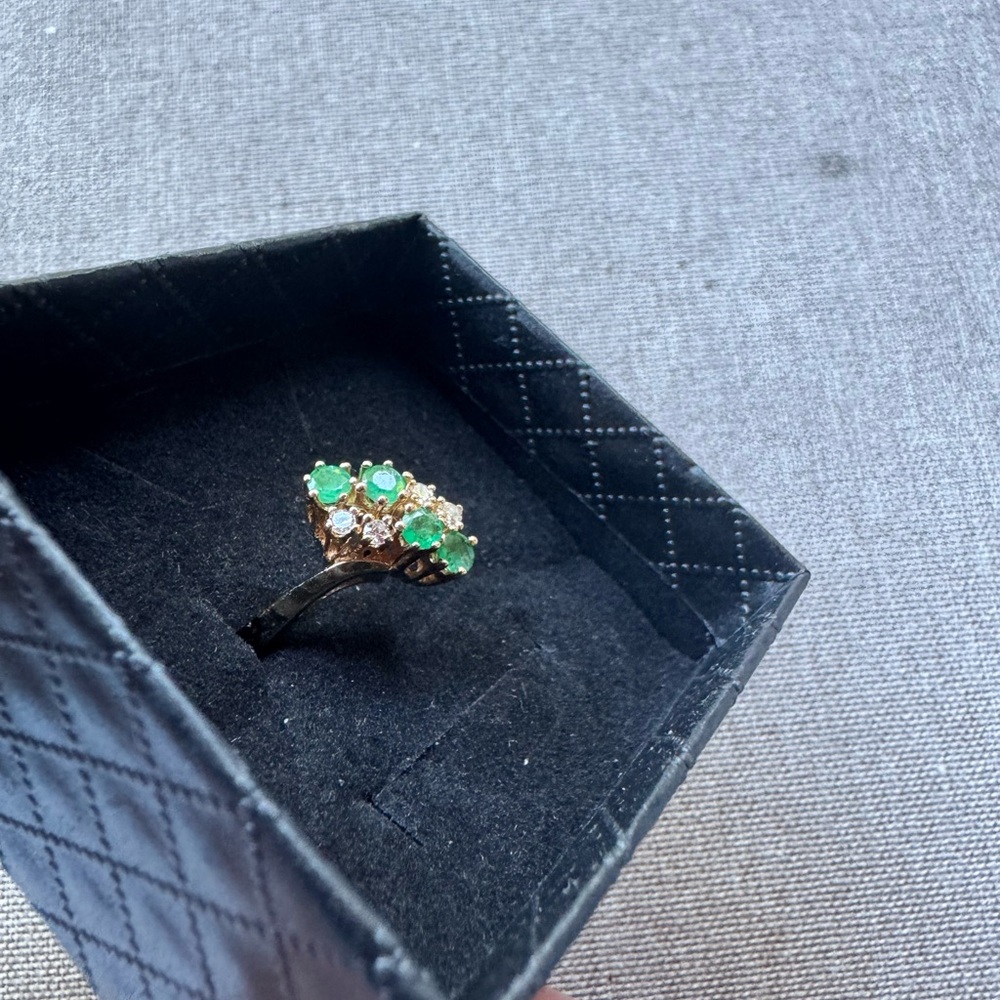 Elegant 10K Emerald Diamond Ring - Picture 5 of 7